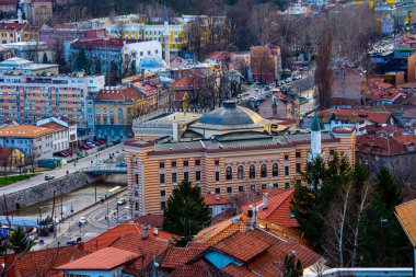 Avusturya döneminin en güzel binalarından biri olan Saraybosna belediye binasına bakın.