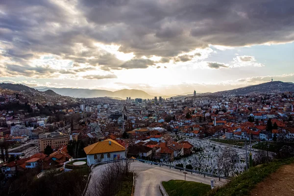 Blick Auf Die Stadt Sarajevo Bei Sonnenuntergang Und Nebel Von — Stockfoto
