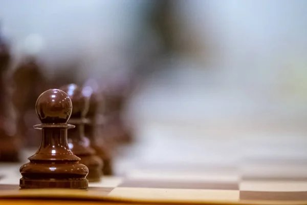 Satranç taşları oyun için hazır.