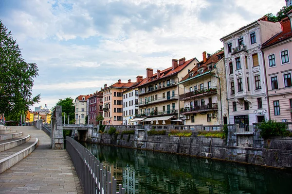 Uitzicht Oevers Rivier Ljubljanica Het Centrum Van Stad Ljubljana Tijdens — Stockfoto