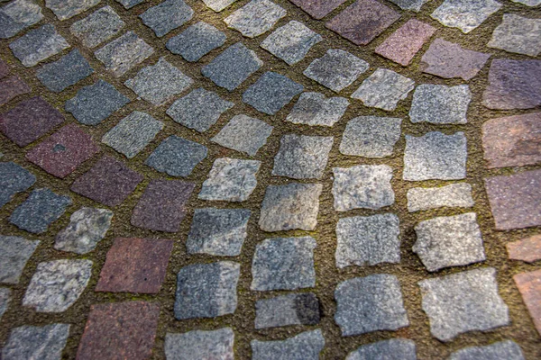 Üzerinde toprak lekeler olan yol taşı deseni.