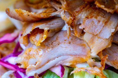 Doner sandviçi. Türk yemeği. Tavuk etinden yapılmış.