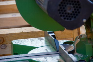 Odundan farklı ürünler yapmak için odun kesmek için dairesel testere.