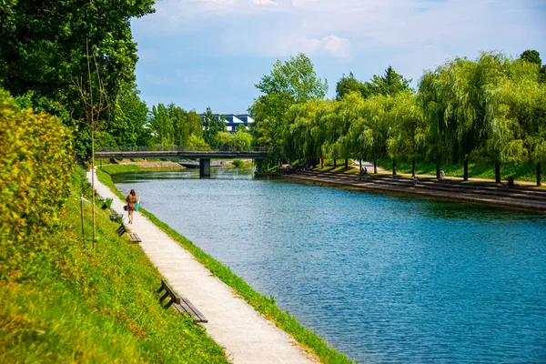 Περπάτημα Περιοχή Γύρω Από Τον Ποταμό Λιουμπλιάνιτσα Στη Λιουμπλιάνα Την — Φωτογραφία Αρχείου