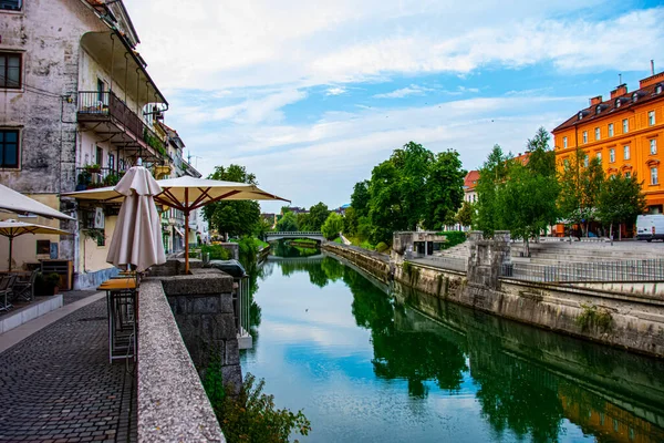 Piękny widok na rzekę Lublana w Lublanie — Zdjęcie stockowe