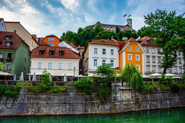 Uitzicht op het kasteel en de huizen in het centrum van de Ljubljana tijdens een prachtige dag — Stockfoto