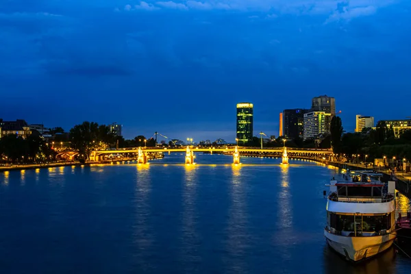 Ночная Съемка Части Города Фракфурт Мост Через Знаменитую Реку Майн — стоковое фото
