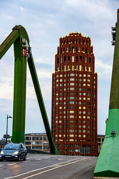 Utsikten Över Det Meter Höga Tornet Med Mörkröd Tegelfasad Frankfurt — Stockfoto