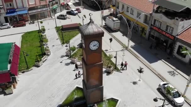 Аріальний знімок годинникової вежі в центрі Сандіклі. — стокове відео