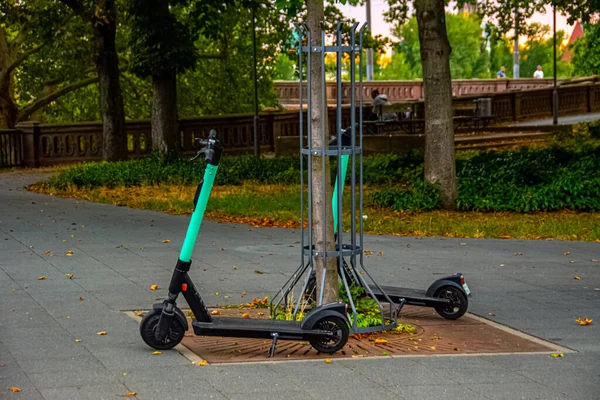 Scooters Eléctricos Aparcados Listos Para Alquilar Parque Frankfurt — Foto de Stock