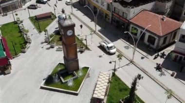Sandikli 'nin merkezindeki saat kulesinin Arial çekimi.