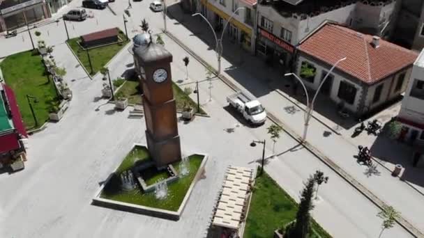 Arial Abschuss des Uhrenturms im Zentrum von Sandikli — Stockvideo