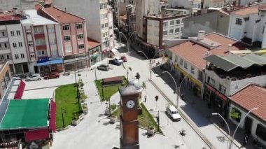 Sandikli 'nin merkezindeki saat kulesinin Arial çekimi.