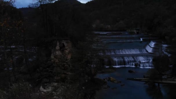 Brote de dron nocturno de Kostelski Buk una cascada cerca de la ciudad de Bihac — Vídeos de Stock