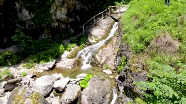 Imagens de drones de cachoeira perto da cidade de Gornji Vakuf na Bósnia e Herzegovina — Vídeo de Stock