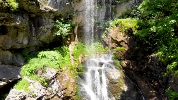 ボスニア・ヘルツェゴビナのゴルンジ・ヴァクフ市付近の滝のドローン映像 — ストック動画