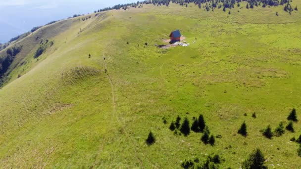 Arial utsikt över berget Vranica och utsikt i directon av staden Gornji Vakuf — Stockvideo