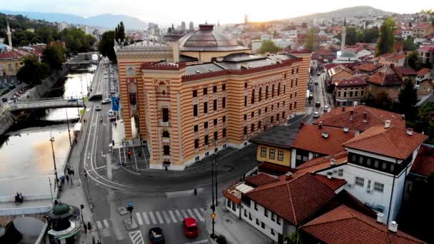 Arieal drönare skjuta Sarajevo Bascarsija den gamla kärnan av staden med fokus på stadshuset — Stockvideo