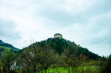 Avusturya 'daki tepenin üstündeki Hohenwerfen kalesi