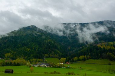 Avusturya 'daki dağın altındaki küçük köyün güzel manzarası