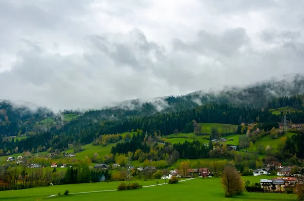 Avusturya Daki Dağın Altındaki Küçük Köyün Güzel Manzarası — Stok fotoğraf