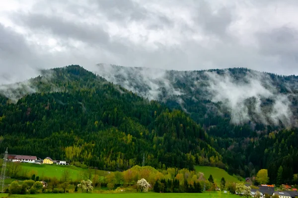 Όμορφο Τοπίο Του Μικρού Χωριού Κάτω Από Βουνό Στην Αυστρία — Φωτογραφία Αρχείου