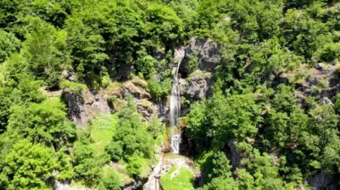 Bosna-Hersek 'in Gornji Vakuf kenti yakınlarındaki şelalenin insansız hava aracı görüntüleri