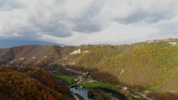 Drone bilder av Kostelski Buk ett vattenfall nära staden Bihac — Stockvideo