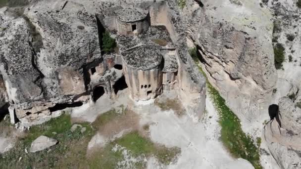 Arial vy till den bysantinska kyrkan i fyllig dal i Afyonkarahisar — Stockvideo