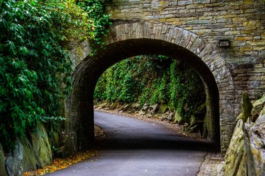Frankfurt, Almanya 'da köprünün altından geçen yol.