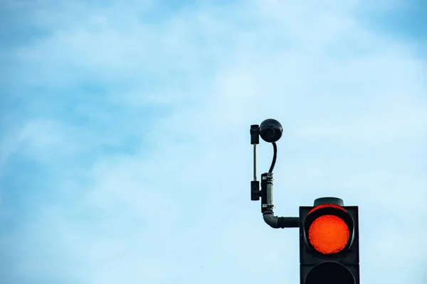 Trafik ışığı açık ve trafik kamerası yukarıda trafiğe saygı göstermeyenleri izlemek için.