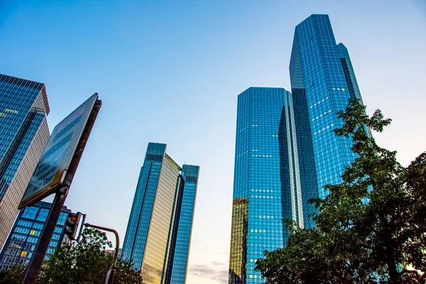 Vista Para Edifícios Vidro Altos Estrada Rua Cidade Frankfurt Alemanha — Fotografia de Stock