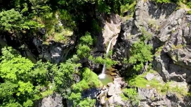 ボスニア・ヘルツェゴビナのゴルンジ・ヴァクフ市付近の滝のドローン映像 — ストック動画