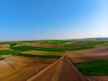 Bahar mevsiminde verimli ve ekilebilir tarlaların havadan görüntüsü ekime hazır.