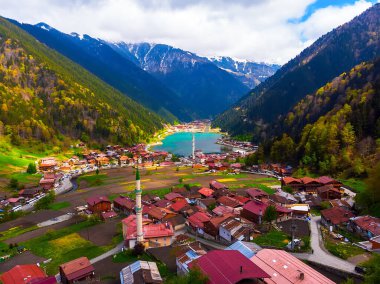 Yazın Trabzon Türkiye 'de Uzungol Gölü' nün ünlü turizm beldesine hava manzarası