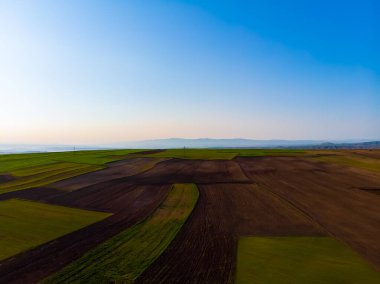 Bahar mevsiminde verimli ve ekilebilir tarlaların havadan görüntüsü ekime hazır.