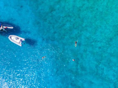 Bodrum Türkiye 'nin kıyı şeridine yakın Ege Denizi' ne açılan hava manzarası