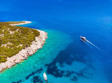 Türkiye 'nin ünlü turizm kenti Bodrum' daki tekneleri ve kıyılarıyla Ege Denizi insansız hava aracı görüntüsü