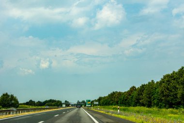 Yağmurdan sonra Hırvatistan 'ın başkenti Zagreb' e uzanan güzel doğal manzara boyunca uzanan iki şeritli otoyol 2019.07.26