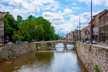 Saraybosna 'nın başkenti Bosna-Hersek' in merkezindeki ünlü Latin köprüsü 2019.06.24