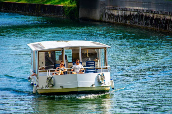 Casal Tutista Bonita Desfrutar Passeios Turísticos Enquanto Dirige Barco Rio — Fotografia de Stock