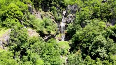 Bosna-Hersek 'in Gornji Vakuf kenti yakınlarındaki şelalenin insansız hava aracı görüntüleri