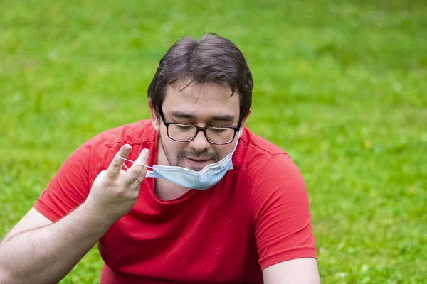 Man Met Quarantaine Kapsel Dragen Chirurgische Gezichtsmasker Buiten Zichzelf Voorkomen Stockfoto