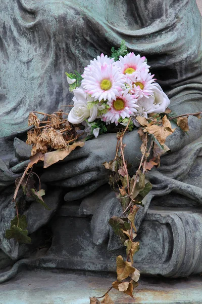 Fiori appassiti sulla statua — Foto Stock