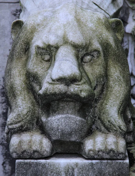 Cemitério túmulo pedra leão — Fotografia de Stock