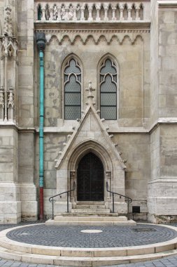 Gotik kapısı kapalı.