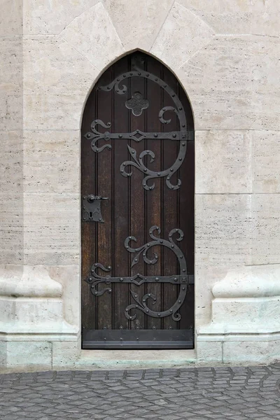 Porta gótica fechada . — Fotografia de Stock