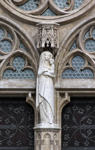 Bir şekilde dekore edilmiş heykeller bina Gotik — Stok fotoğraf