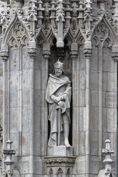 Edificio gótico decorado con estatuas —  Fotos de Stock