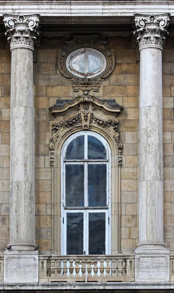 Budínský hrad okres gotická okna. — Stock fotografie